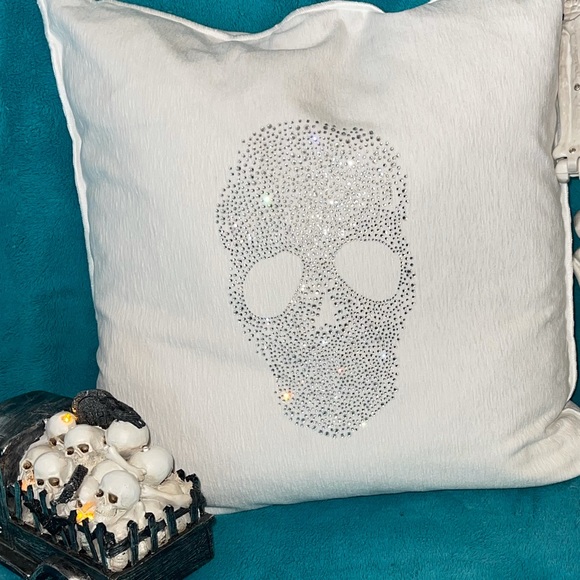 LAST 1 NWT 20x20 Crystal/Rhinestone Bling Skull Velvet Pillow Skeleton Halloween - Picture 7 of 9